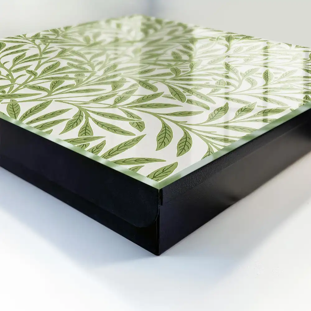 Armoire à clés feuilles vertes sur fond crème élégance