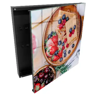 Boîte à clés gaufres aux fruits sur une assiette en bois