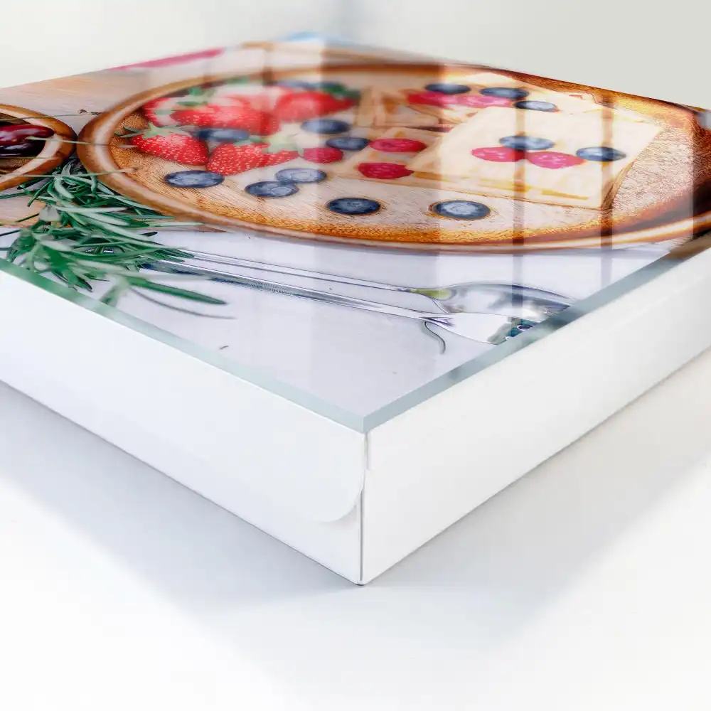 Boîte à clés gaufres aux fruits sur une assiette en bois