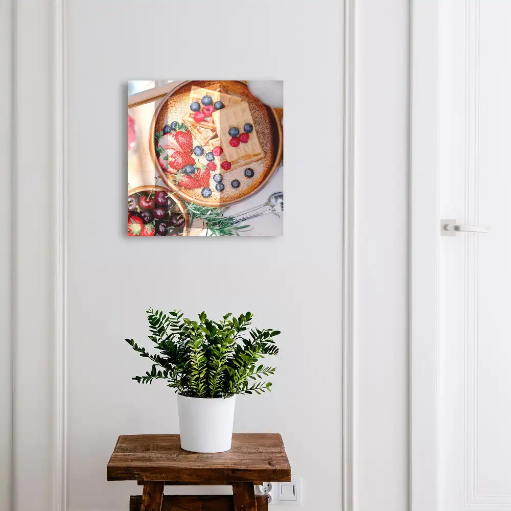 Boîte à clés gaufres aux fruits sur une assiette en bois
