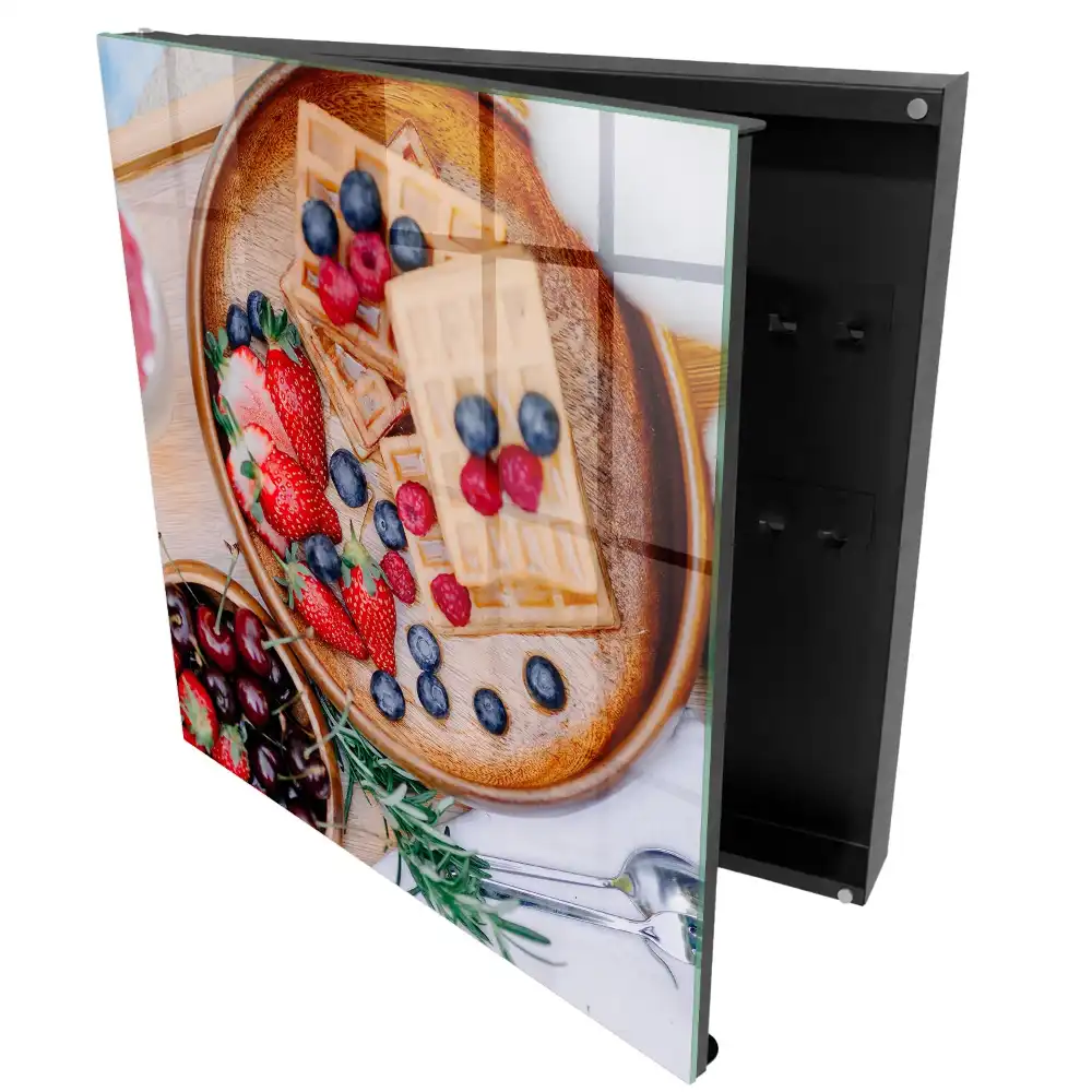 Boîte à clés gaufres aux fruits sur une assiette en bois