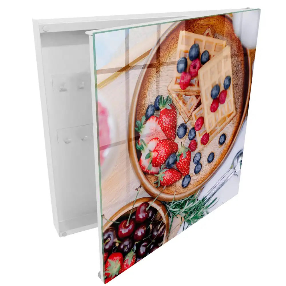 Boîte à clés gaufres aux fruits sur une assiette en bois