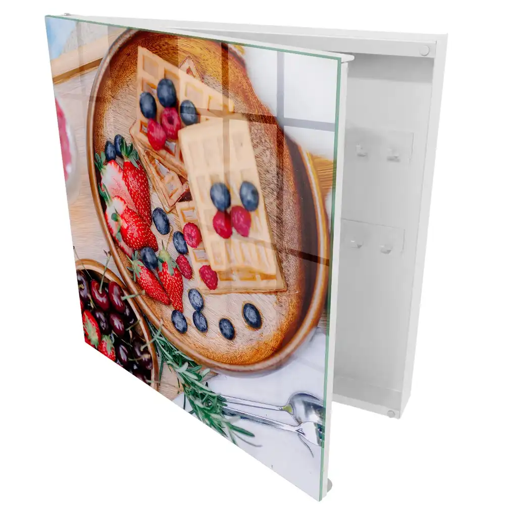 Boîte à clés gaufres aux fruits sur une assiette en bois