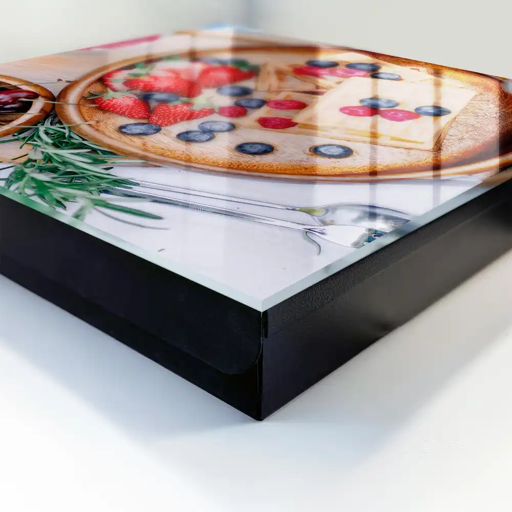 Boîte à clés gaufres aux fruits sur une assiette en bois