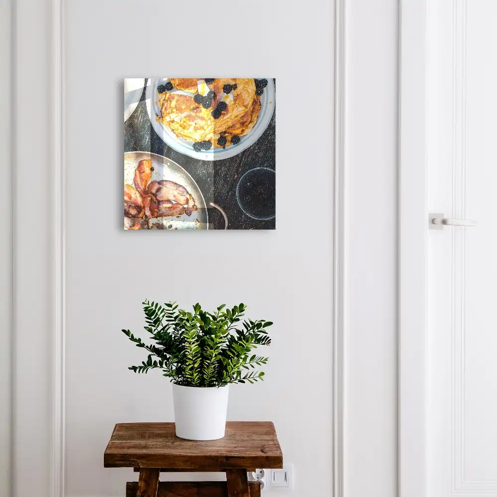 Boîte à clés crêpes aux mûres et au bacon sur du bois