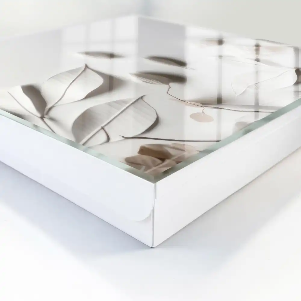 Armoire à clés feuilles délicates sur fond blanc