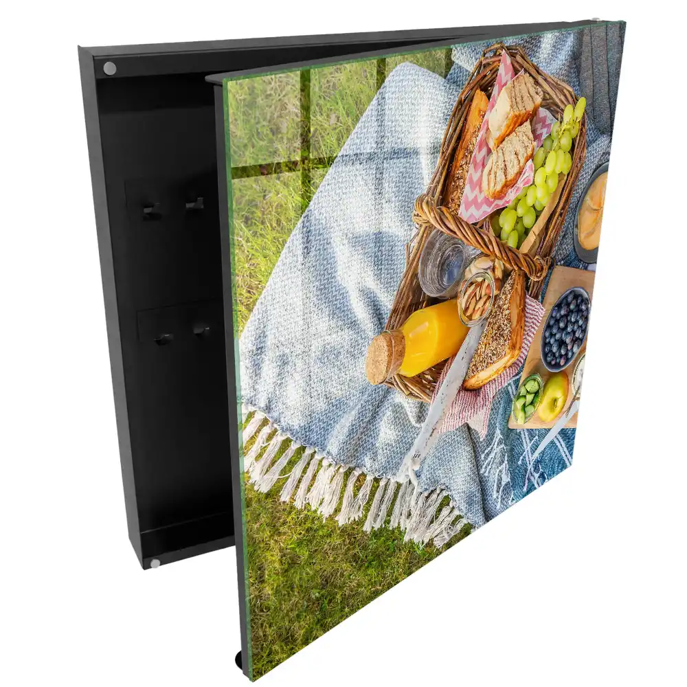 Armoire à clés un pique-nique sur l'herbe rempli de friandises