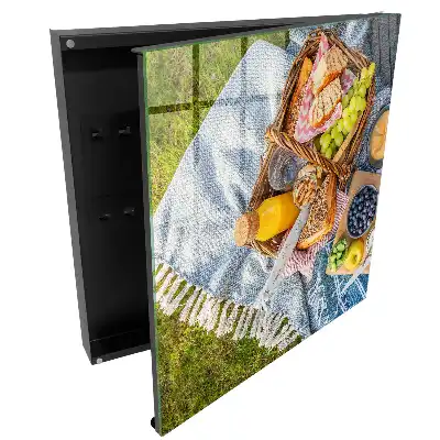 Armoire à clés un pique-nique sur l'herbe rempli de friandises