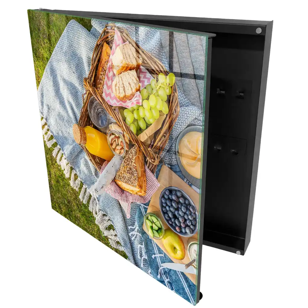 Armoire à clés un pique-nique sur l'herbe rempli de friandises