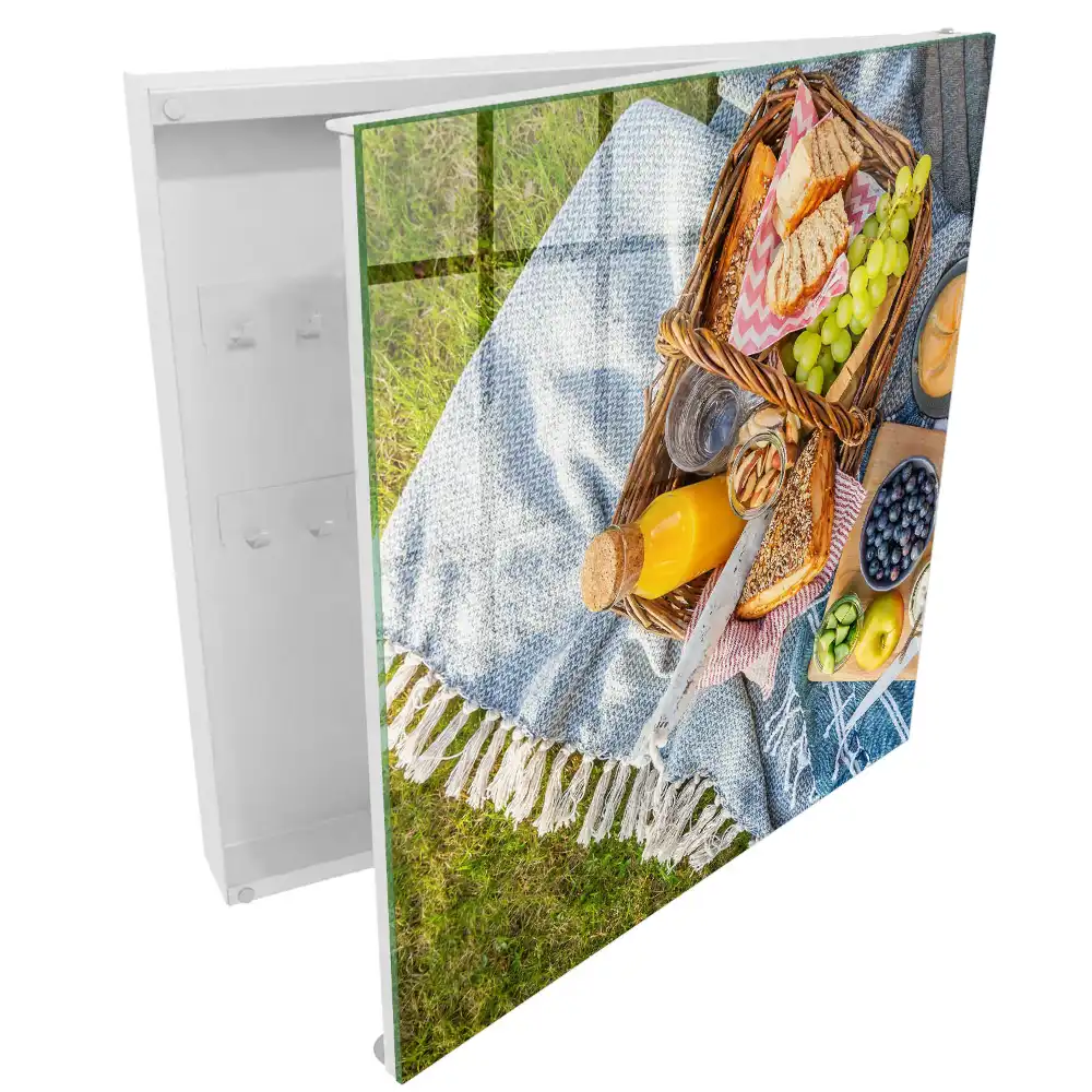 Armoire à clés un pique-nique sur l'herbe rempli de friandises