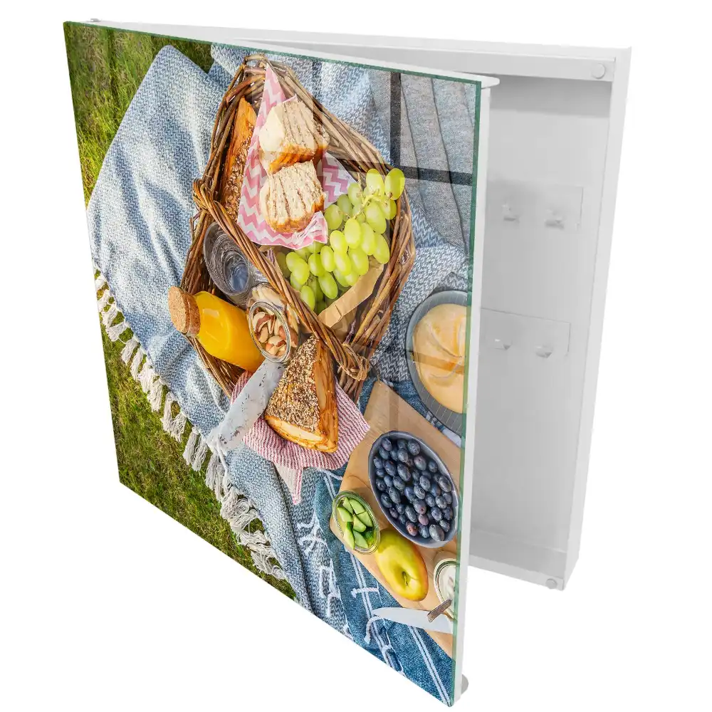 Armoire à clés un pique-nique sur l'herbe rempli de friandises