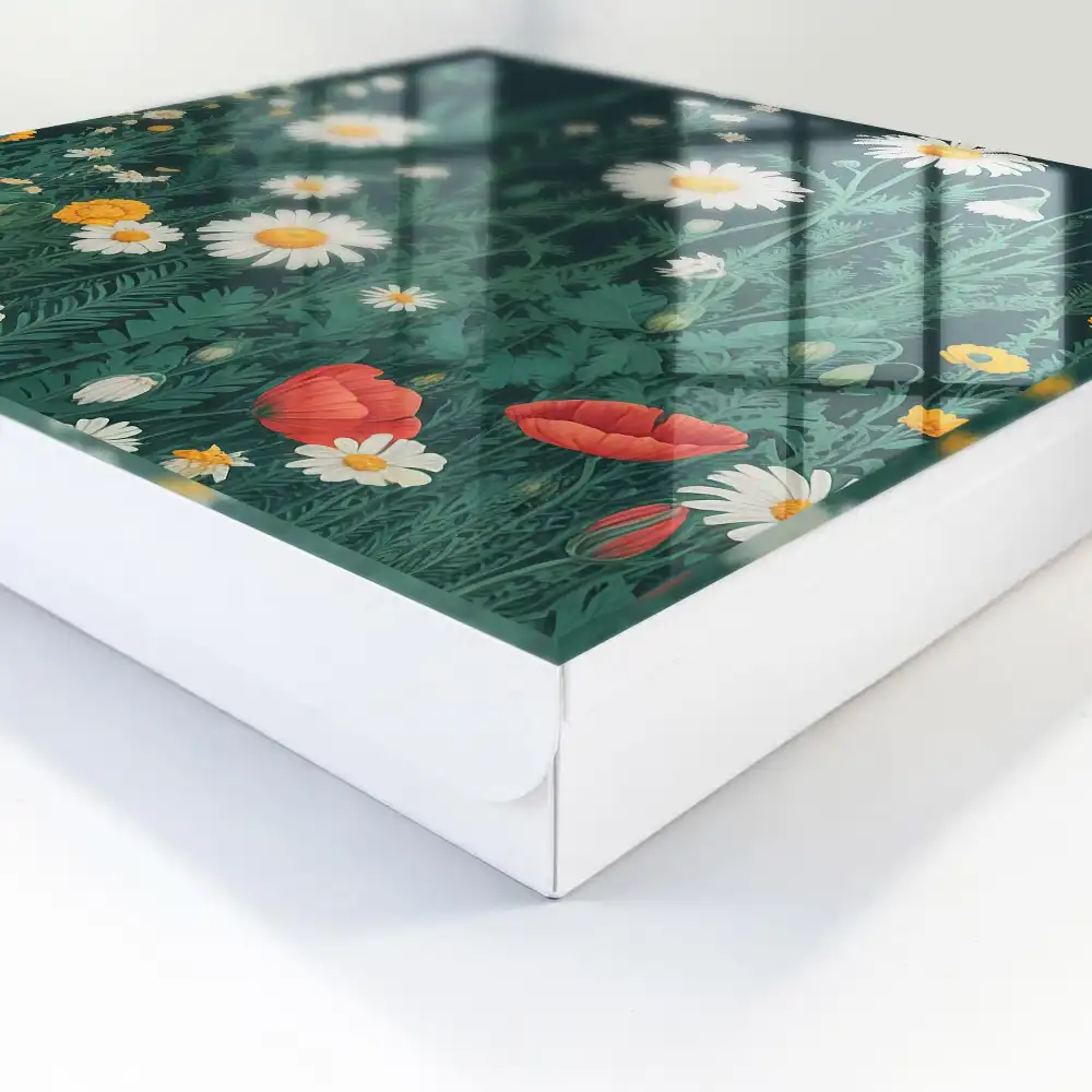 Boîte à clés murale fleurs parmi la verdure sur fond bleu marine