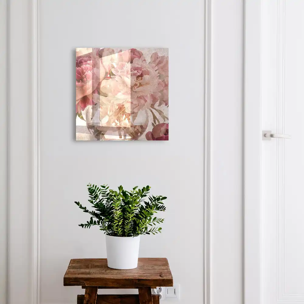Boîte à clés murale fleurs en pleine floraison dans un vase transparent