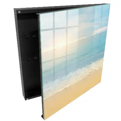 Boîte à clés une plage tranquille avec un lever de soleil sur la mer