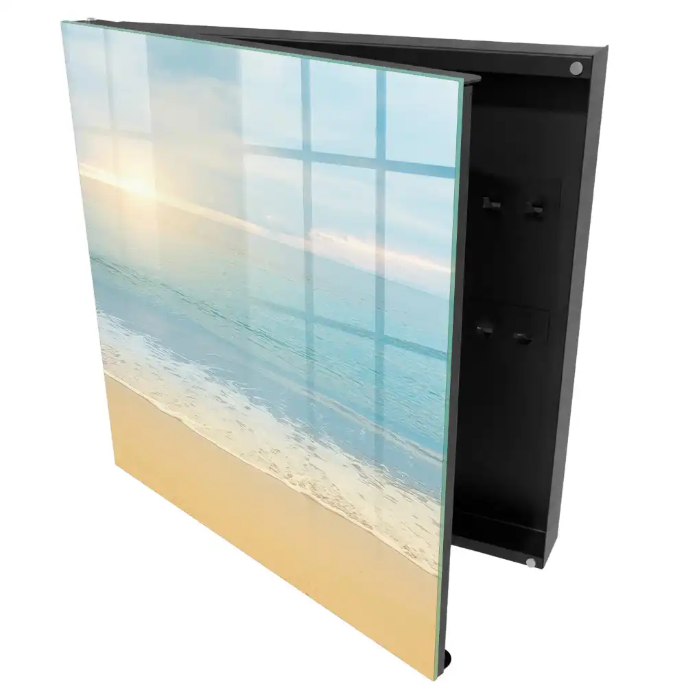 Boîte à clés une plage tranquille avec un lever de soleil sur la mer