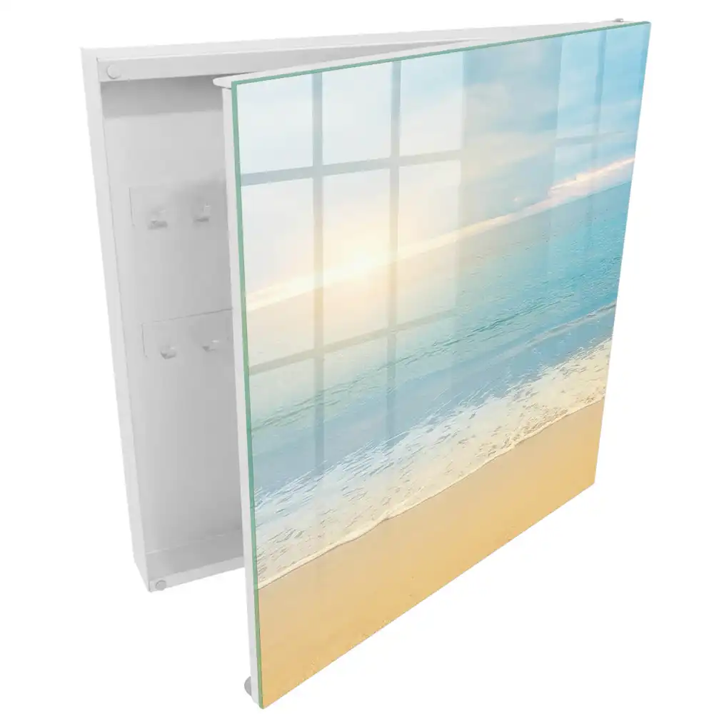 Boîte à clés une plage tranquille avec un lever de soleil sur la mer