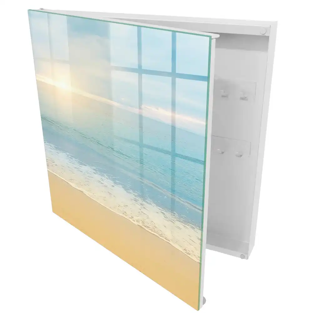 Boîte à clés une plage tranquille avec un lever de soleil sur la mer