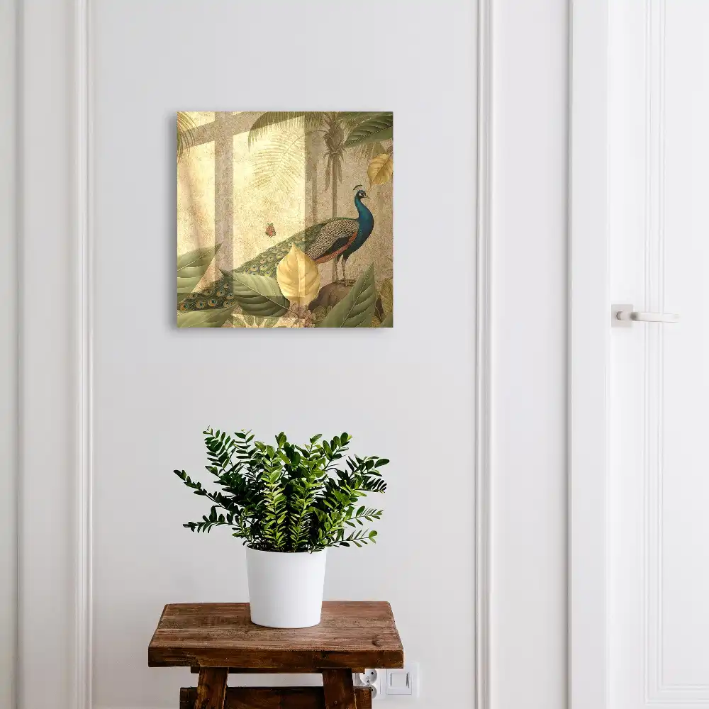 Armoire à clés paon sur fond de plantes et de feuilles exotiques