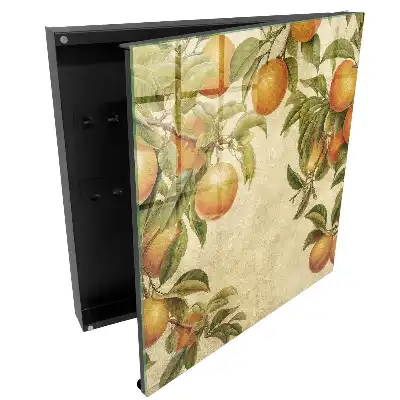 Boîte à clés orange parmi les feuilles sur fond clair