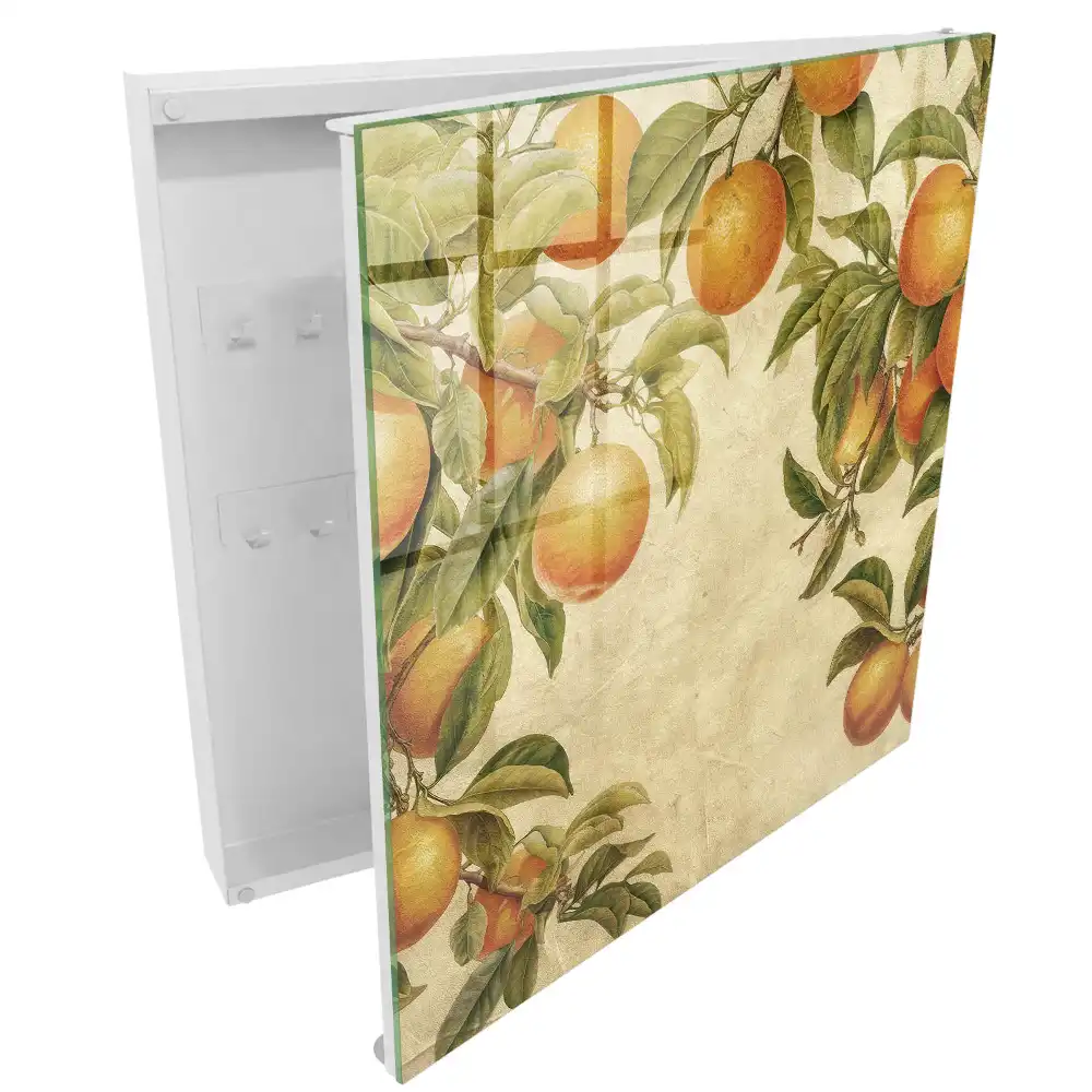 Boîte à clés orange parmi les feuilles sur fond clair