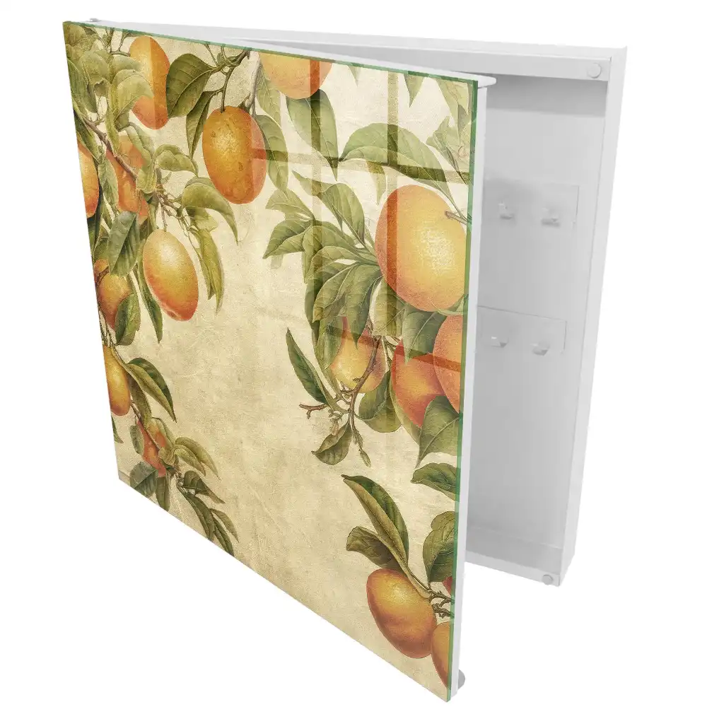 Boîte à clés orange parmi les feuilles sur fond clair