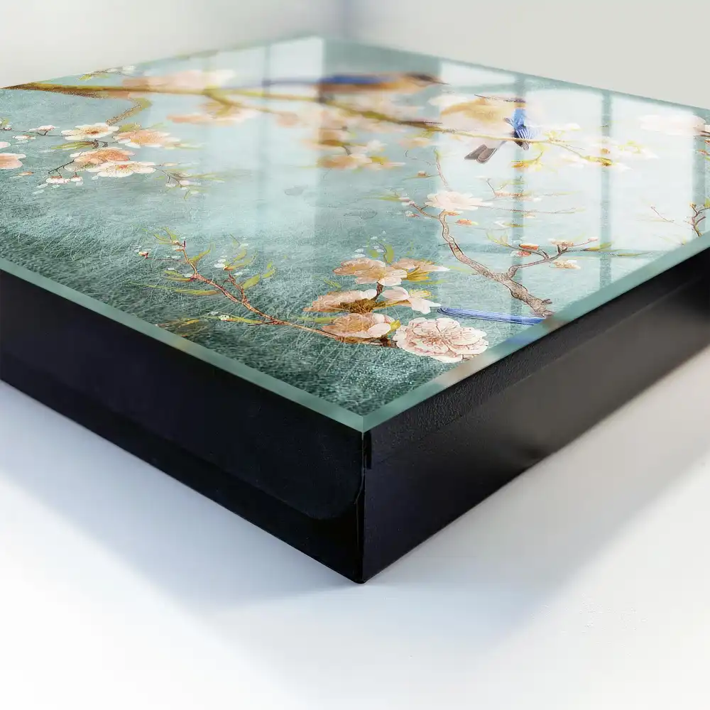 Armoire à clés oiseaux pastel sur une branche parmi les fleurs