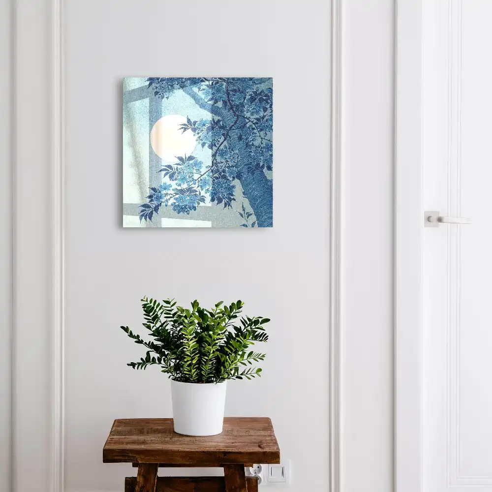 Boîte à clés des fleurs bleues sur fond de pleine lune