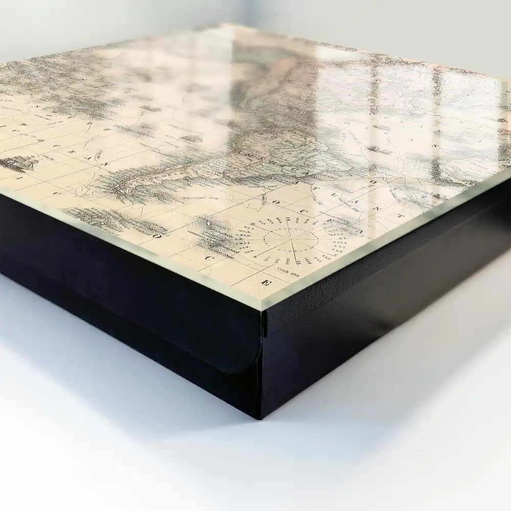 Armoire à clés carte historique avec les continents et les navires