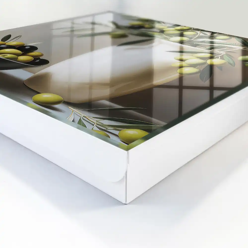 Armoire à clés une olive dans un vase et un bol contrastant avec le blanc