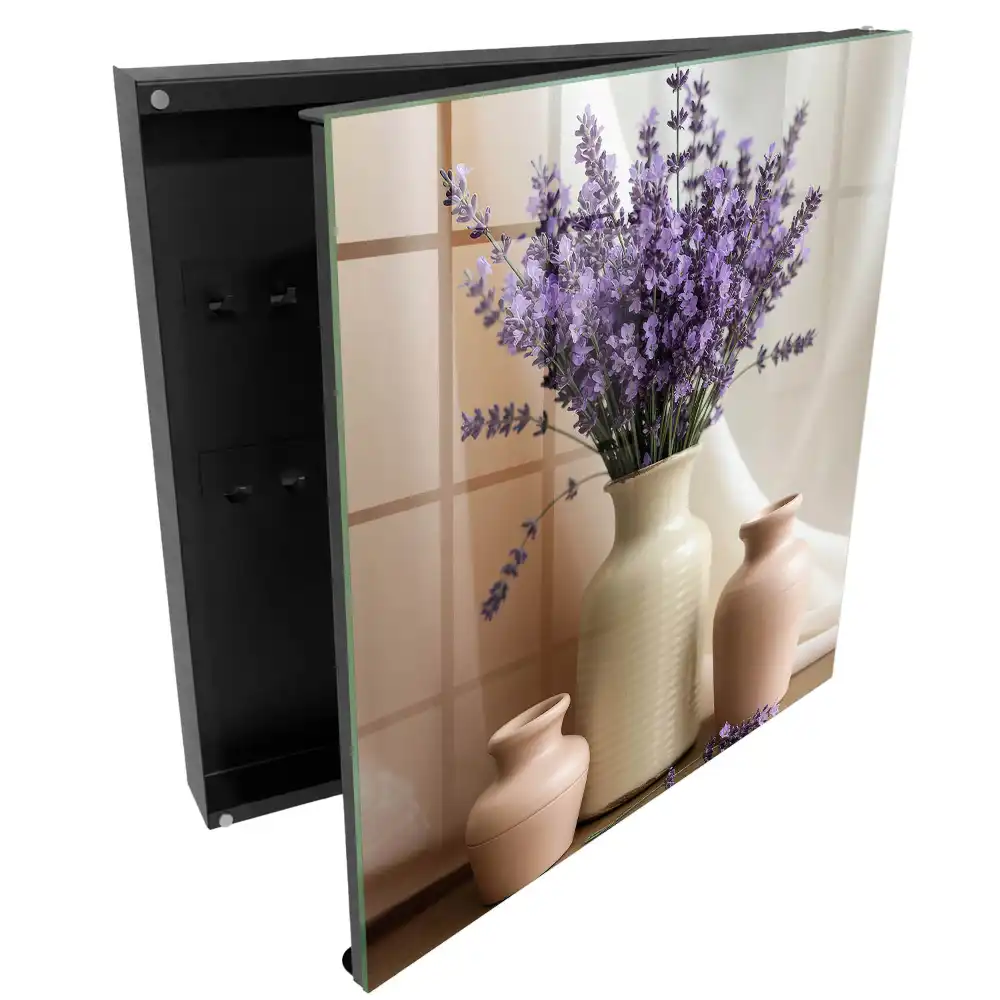 Boîte à clés murale lavande violette dans un vase crème