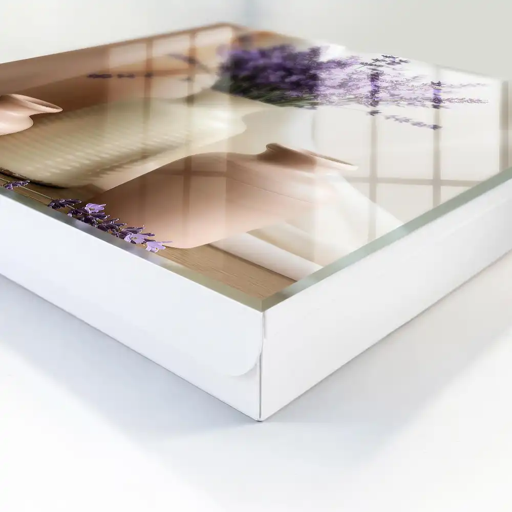 Boîte à clés murale lavande violette dans un vase crème