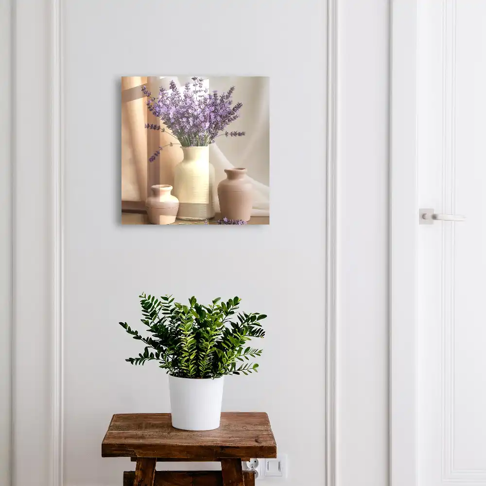 Boîte à clés murale lavande violette dans un vase crème