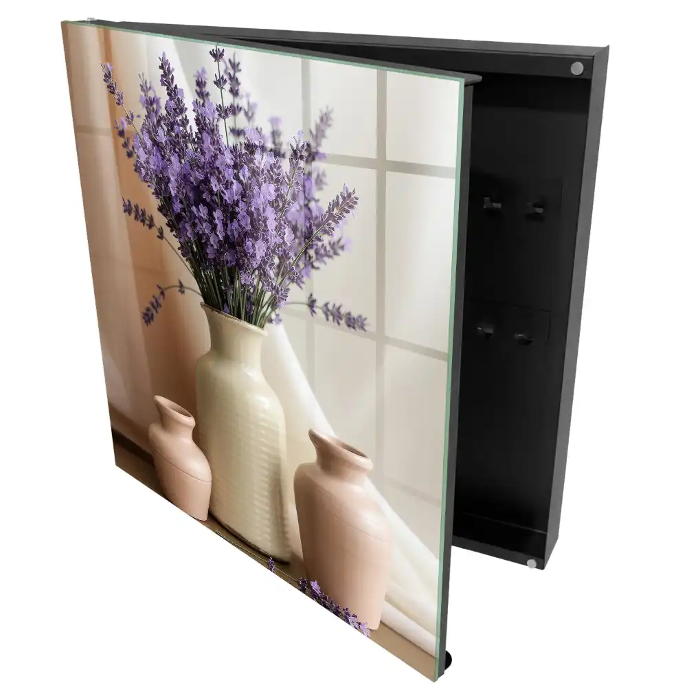 Boîte à clés murale lavande violette dans un vase crème