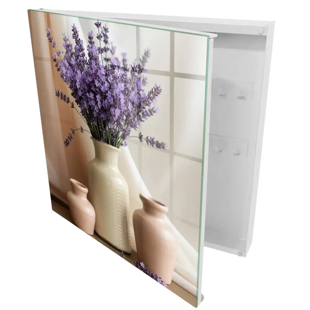 Boîte à clés murale lavande violette dans un vase crème