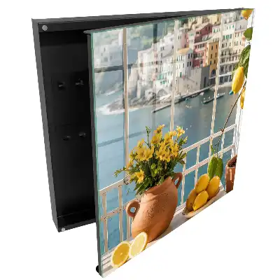 Armoire à clés vue sur la mer avec des citrons et des fleurs