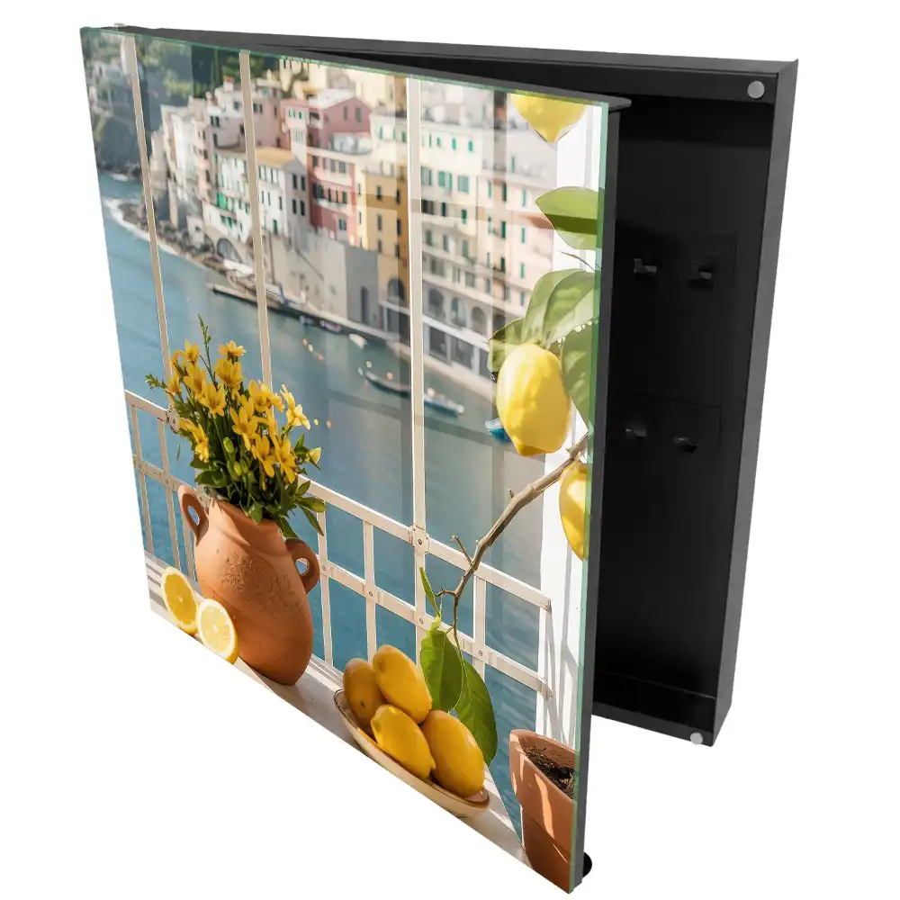 Armoire à clés vue sur la mer avec des citrons et des fleurs