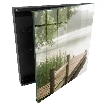 Boîte à clés murale une jetée en bois sur un lac entouré de verdure