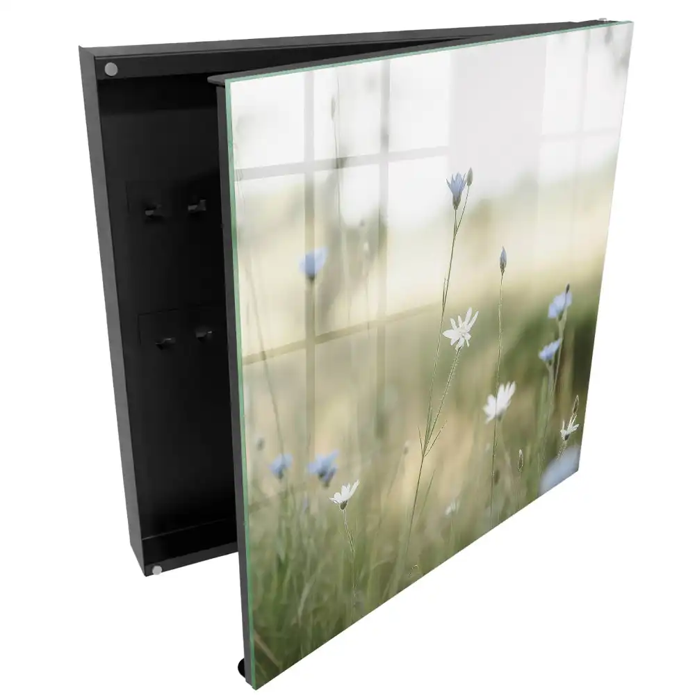 Armoire à clés fleurs sur fond de nature floue