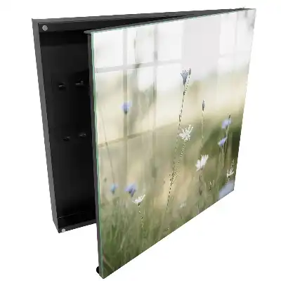 Armoire à clés fleurs sur fond de nature floue