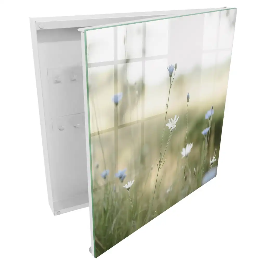 Armoire à clés fleurs sur fond de nature floue