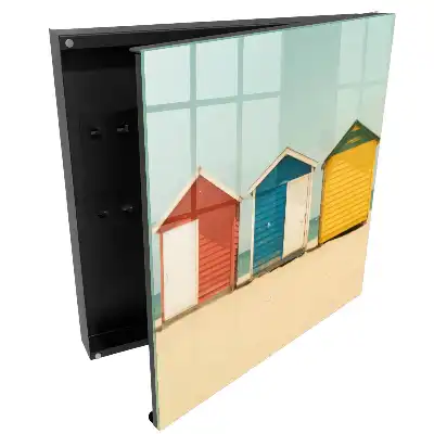 Armoire à clés cabanes de plage aux couleurs vives sur fond de mer