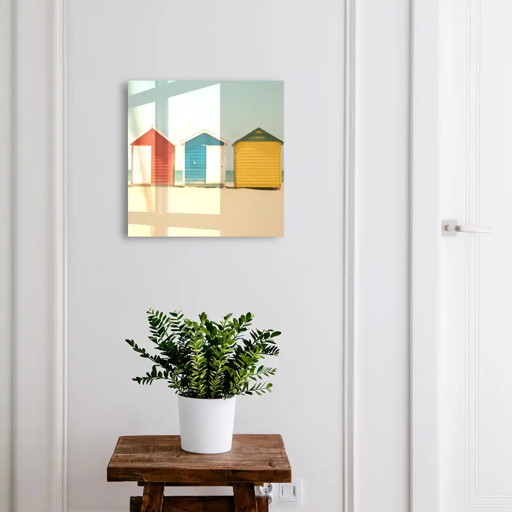 Armoire à clés cabanes de plage aux couleurs vives sur fond de mer
