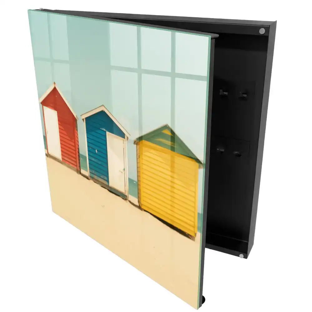 Armoire à clés cabanes de plage aux couleurs vives sur fond de mer
