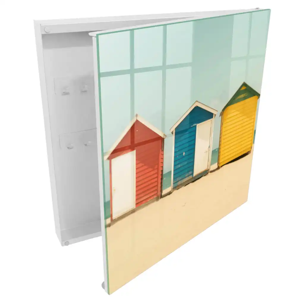Armoire à clés cabanes de plage aux couleurs vives sur fond de mer