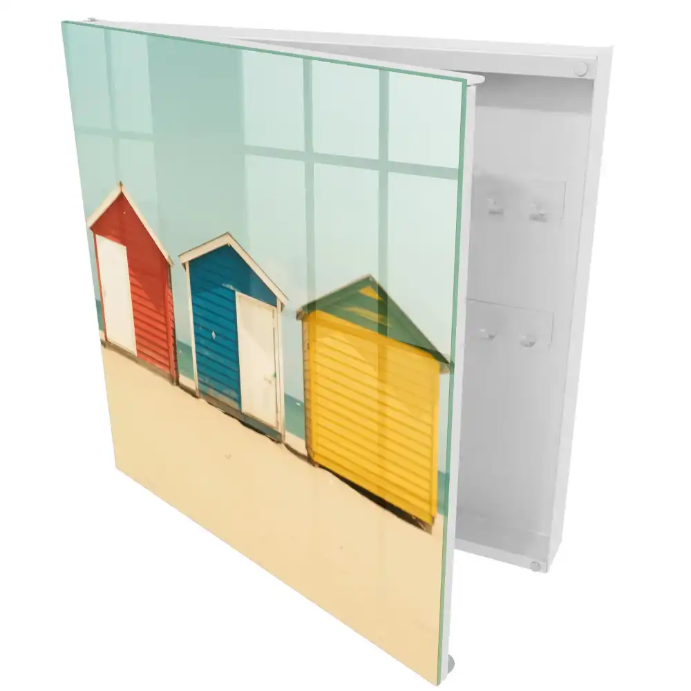 Armoire à clés cabanes de plage aux couleurs vives sur fond de mer