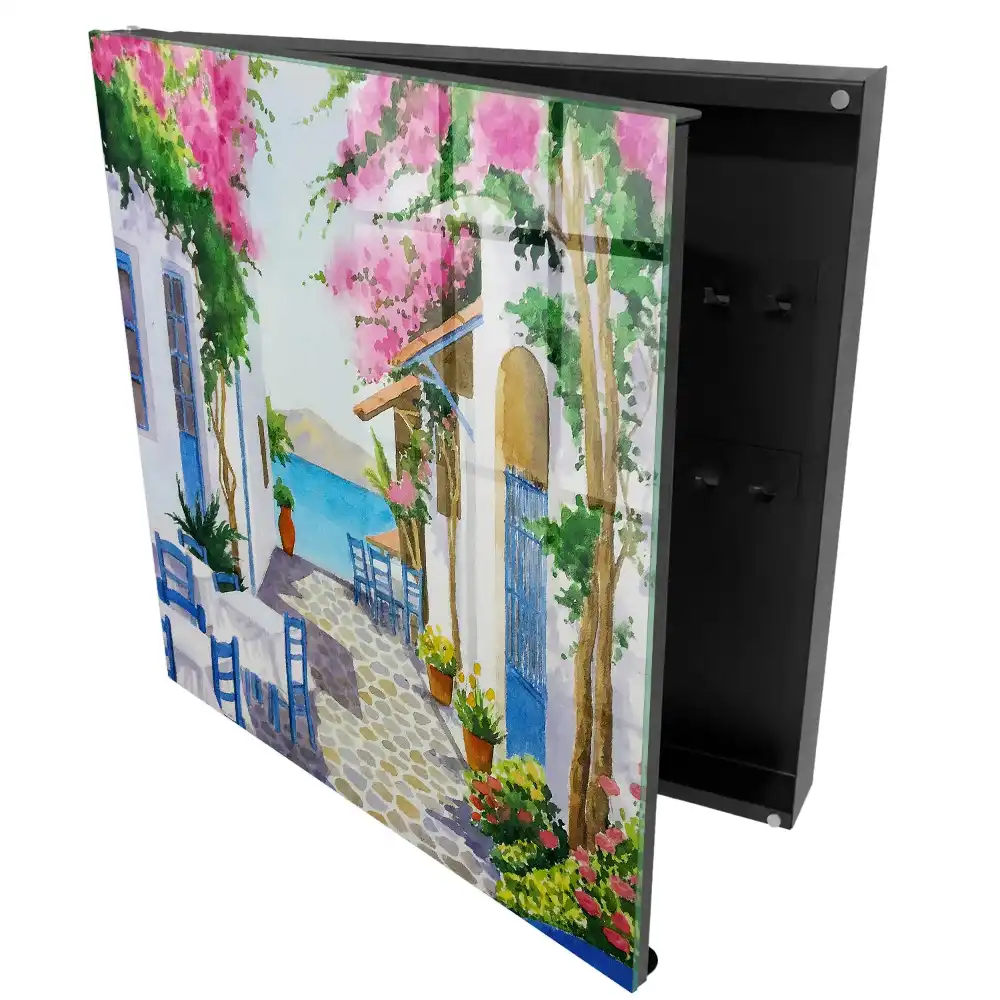 Boîte à clés murale cour méditerranéenne remplie de fleurs