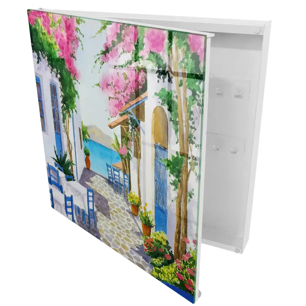 Boîte à clés murale cour méditerranéenne remplie de fleurs