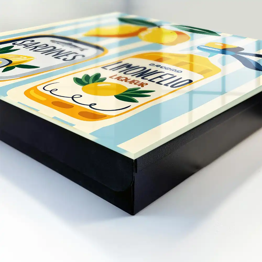Boîte à clés murale une bouteille de limoncello une boîte de sardines et des citrons