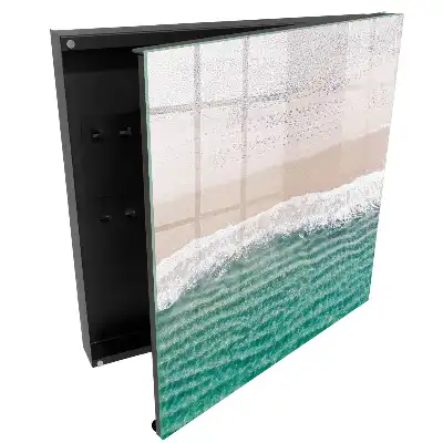 Armoire à clés une plage tranquille avec du sable et des vagues