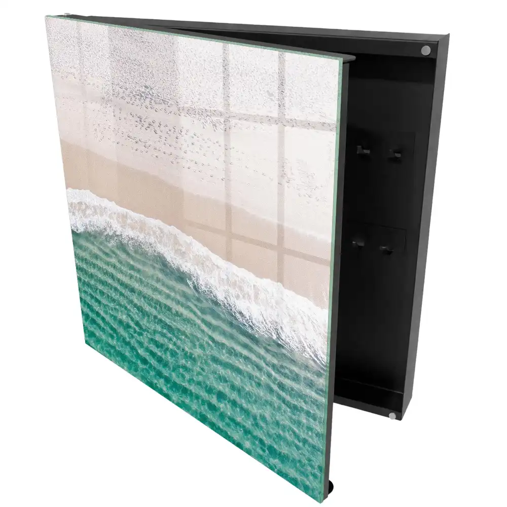 Armoire à clés une plage tranquille avec du sable et des vagues